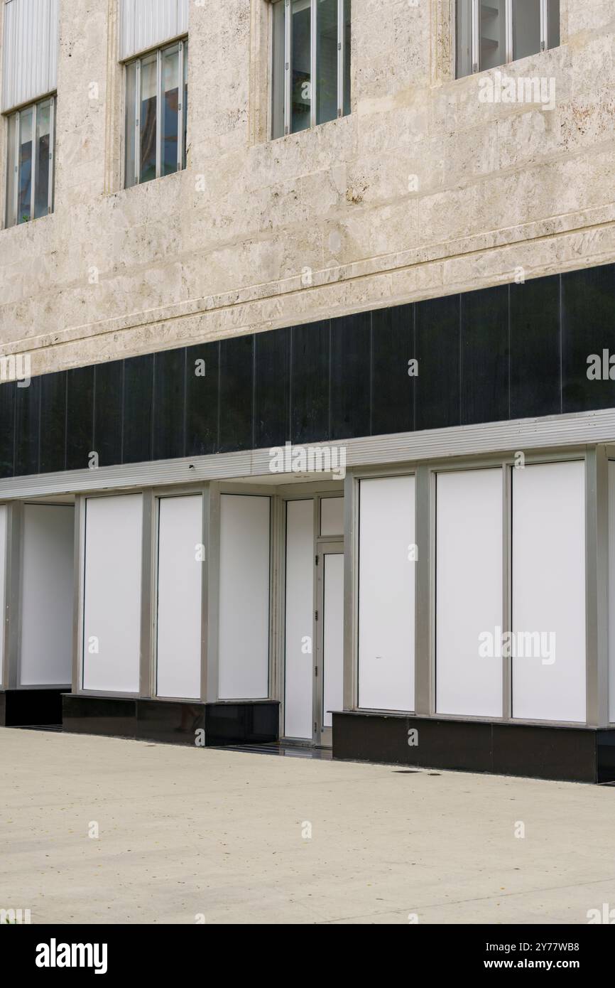 Posti vacanti nella passeggiata per lo shopping di Lincoln Road a Miami Beach, fuori dagli affari Foto Stock