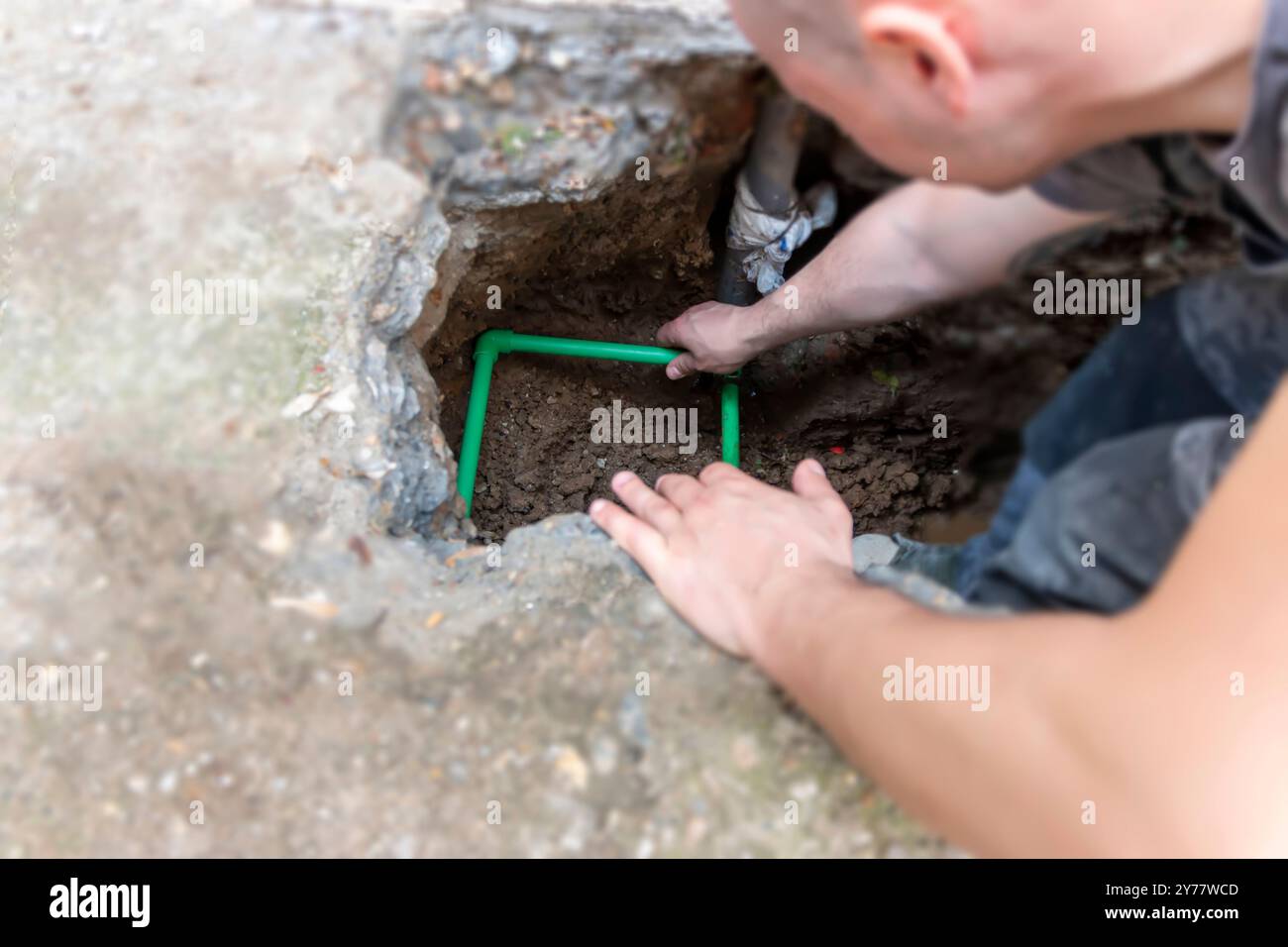 Il tubo è rotto o scoppiato. L'acqua fuoriesce dal sistema di tubazioni e viene riparata Foto Stock