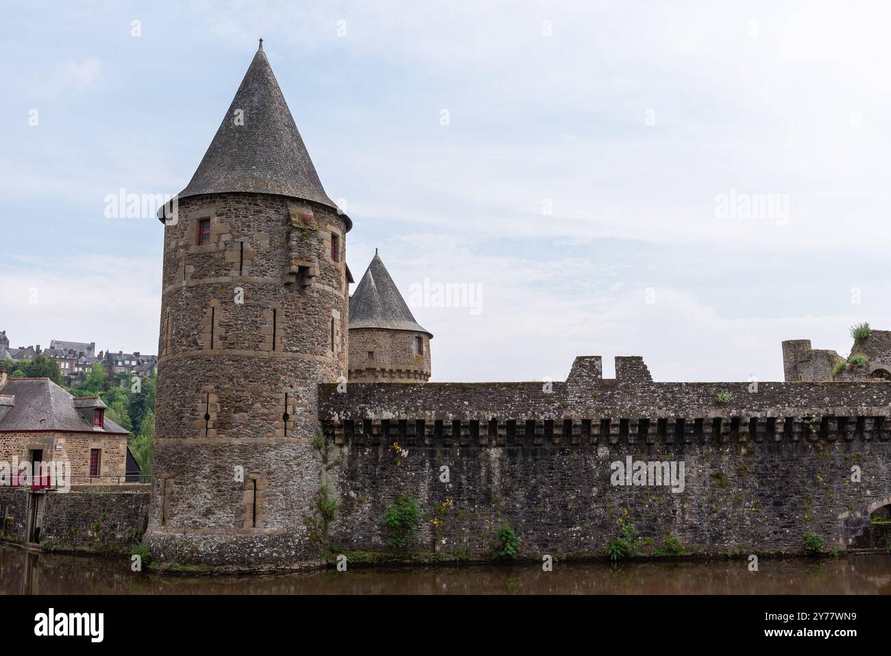 La torre Guemadeuc del castello medievale di Fougeres con il fiume le Nancon in primo piano (Fougeres, Ille-et-Vilaine, Bretagne, Francia) Foto Stock