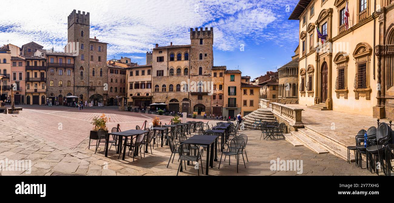 Viaggi in Italia e luoghi panoramici. Arezzo - bellissima cittadina medievale in Toscana . Vista panoramica della piazza principale della città - Piazza grande Foto Stock