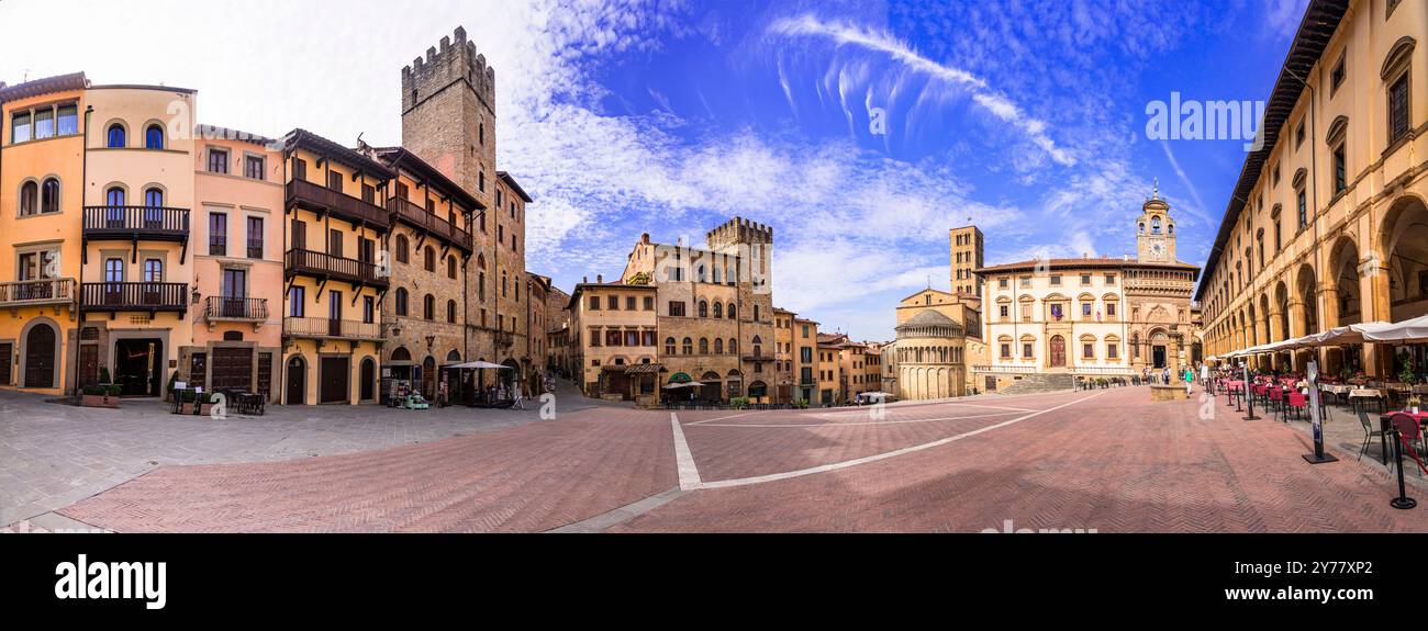 Viaggi in Italia e luoghi di interesse. Arezzo - splendida cittadina medievale in Toscana . Vista panoramica della piazza principale della città, Piazza grande Foto Stock