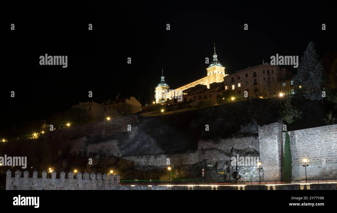 L'Alcazar de Toledo illuminato di notte. Foto scattata sul ponte dell'Alcantara. Foto Stock
