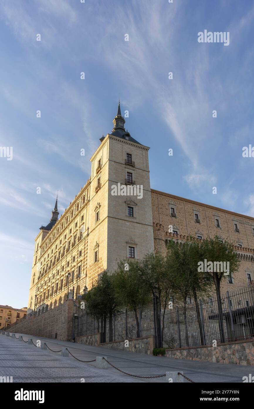 Foto verticale e primo piano dell'Alcázar di Toledo al tramonto illuminato dagli ultimi raggi di sole. Foto Stock