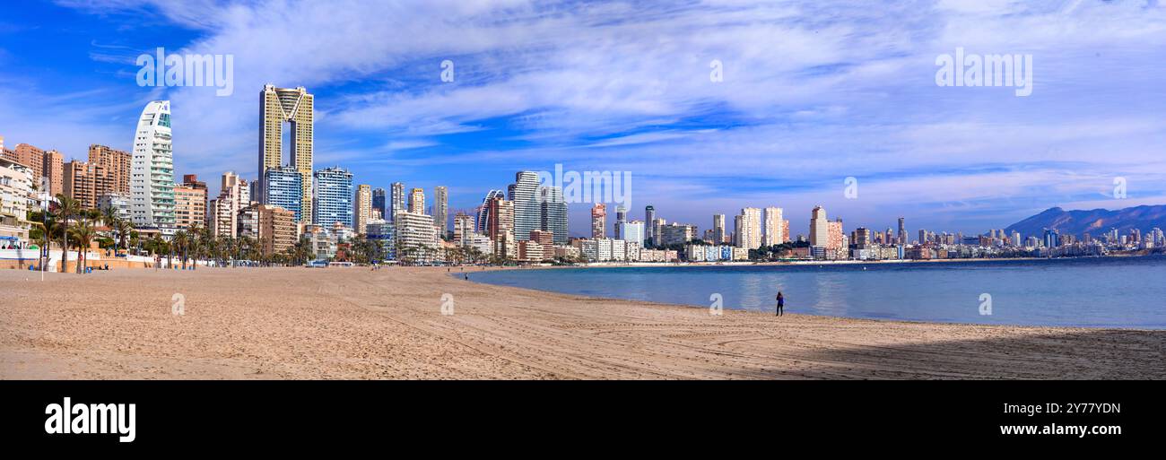 Benidorm - bella città moderna di Costa Blanca, Spagna. vista panoramica, panorama urbano costiero Foto Stock