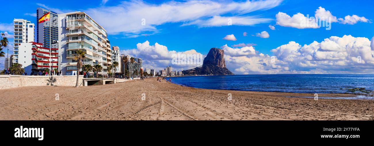 Costa Blanca, Spagna. Vista panoramica della città di Calpe, panorama urbano costiero, destinazioni estive spagnole Foto Stock