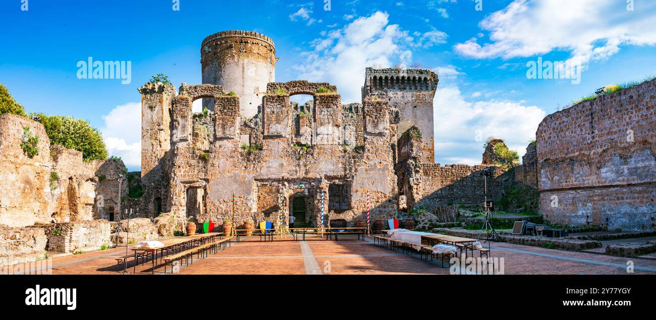 Viaggi in Italia e luoghi di interesse. Famosa città etrusca Nepi in Tuscia, provincia di Viterbo. Popolare destinazione turistica e attrattiva. vista panoramica Foto Stock