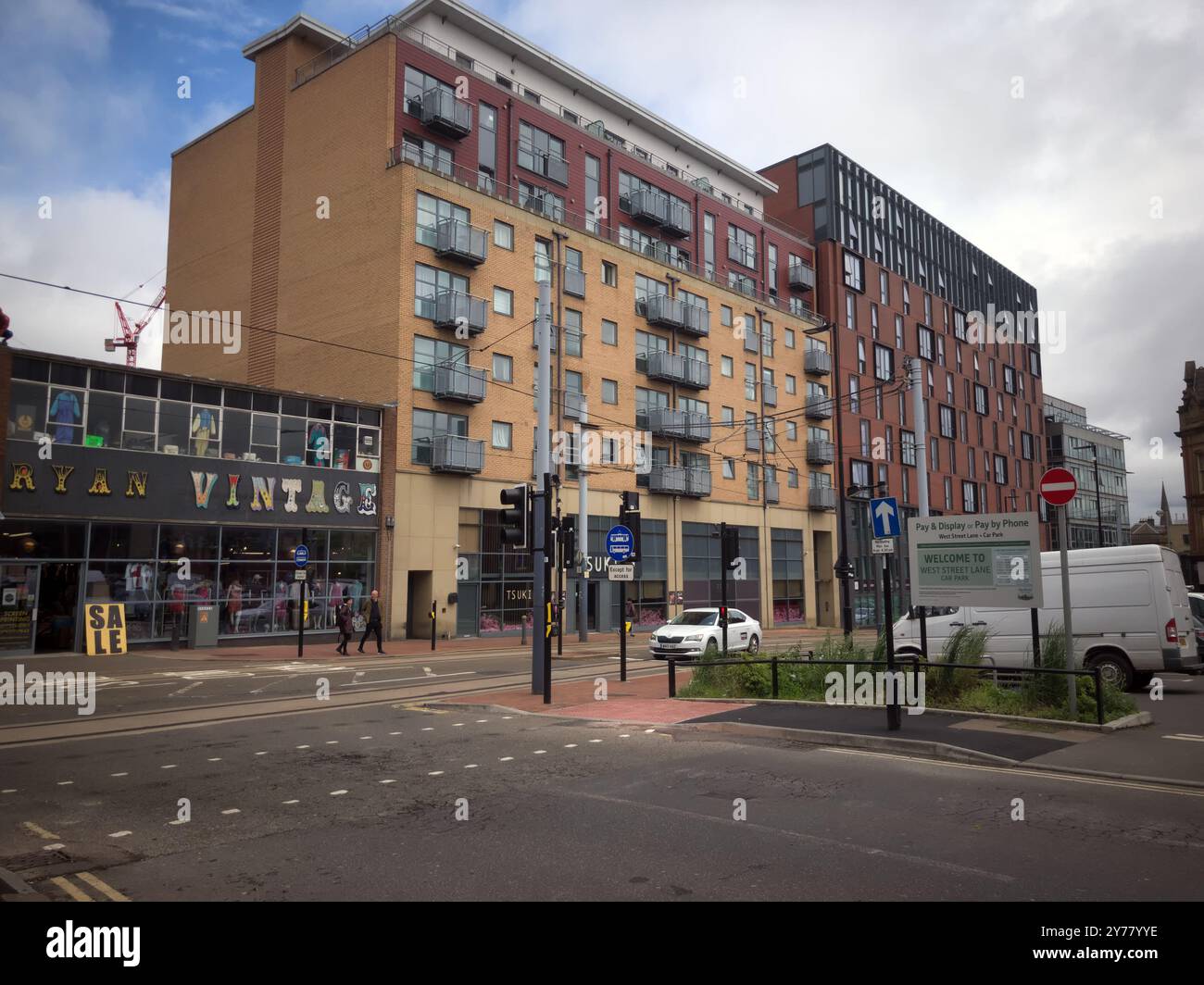 Appartamenti moderni in contrasto con le facciate degli edifici più vecchi, all'incrocio stradale tra West St Sheffield City Center Inghilterra, edifici residenziali del Regno Unito - Immagine stock catturata con smartphone