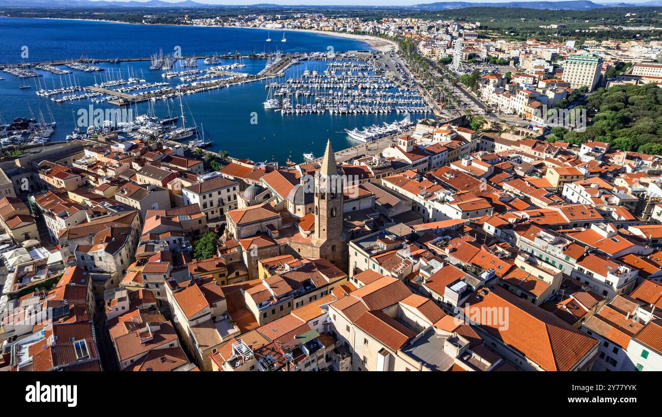 Isole Sardegna (Sardegna). Affascinante Alghero storica. Vista panoramica aerea del centro storico e marino con drone Foto Stock