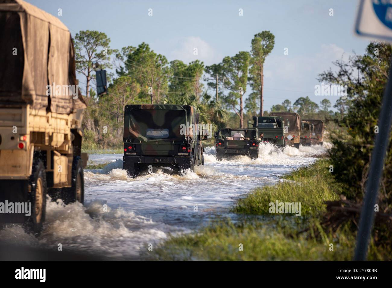 I soldati della Guardia Nazionale della Florida della 3-265th Air Defense Artillery liberano i detriti stradali a Cedar Key a seguito dell'uragano Helene mentre assistono le forze dell'ordine in un checkpoint come parte della loro pattuglia di compensazione della rotta il 27 settembre 2024. (USA) Foto Stock