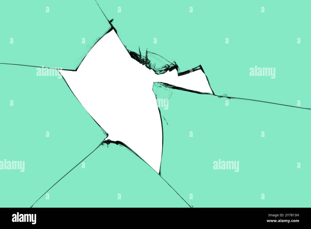 Pezzi rotti specchio isolateda pezzo di vetro rotto con un foro e incrinature. Finestra verde con sfondo bianco al centro, effetto distruzione, t Foto Stock