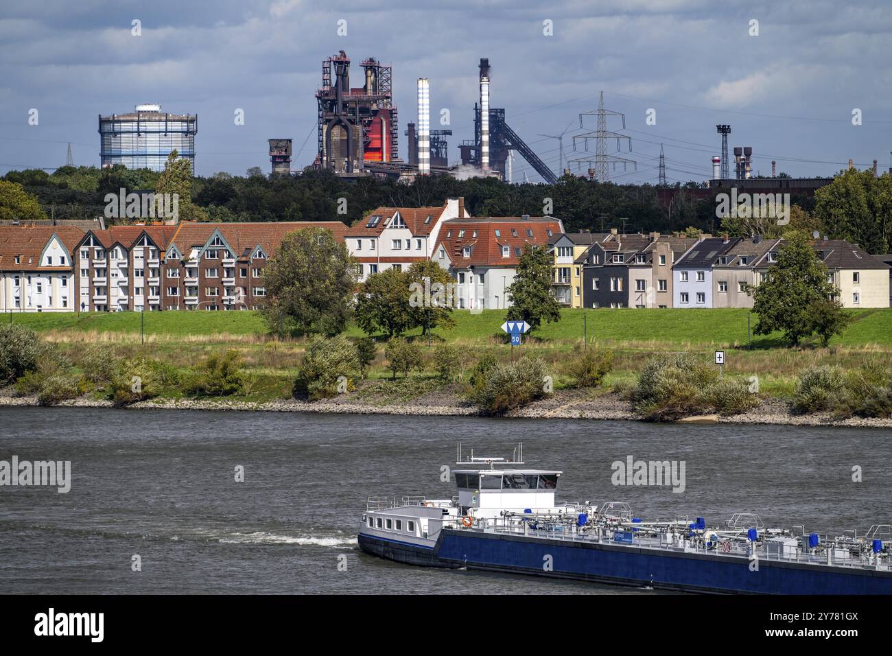 Nave da carico sul Reno vicino a Duisburg-Laar, ospita sulla Deichstrasse, sfondo industriale della acciaieria ThyssenKrupp a Bruckhausen, RHI settentrionale Foto Stock
