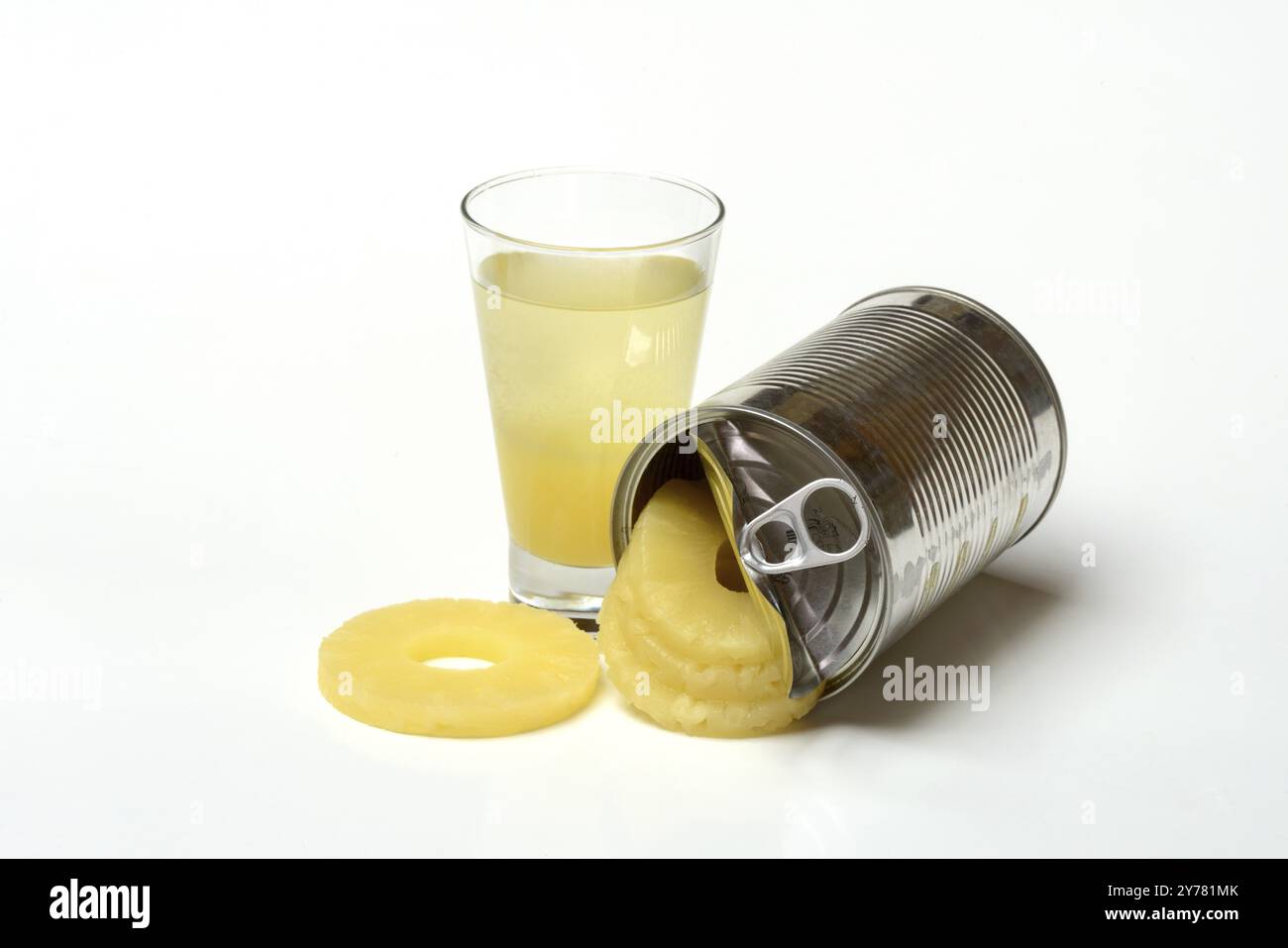 Anelli di ananas e succo di ananas con conserve di ananas Foto Stock