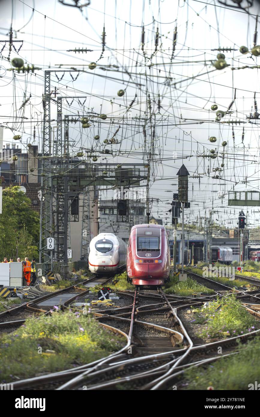 Arrivo ICE e partenza del treno Eurostar sulla strada per Parigi, binario della stazione centrale di Colonia, Colonia, Renania settentrionale-Vestfalia, Germania, UE Foto Stock