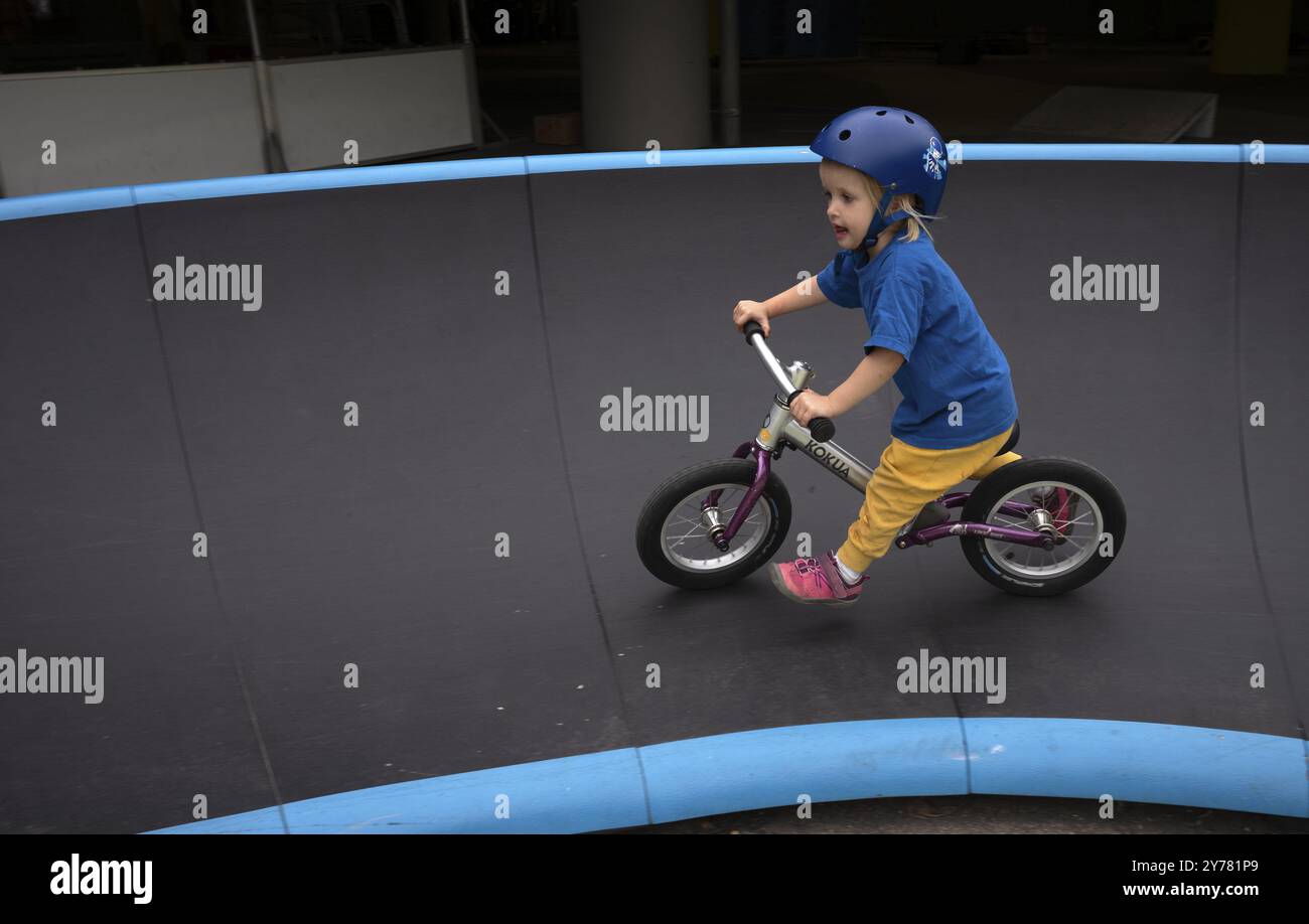 Bambina, 3 anni, bionda, casco, casco, equitazione su Balance bike, bicicletta, pista di pattinaggio, parco giochi, Stoccarda, Baden-Wuerttemberg, Germania, Europ Foto Stock