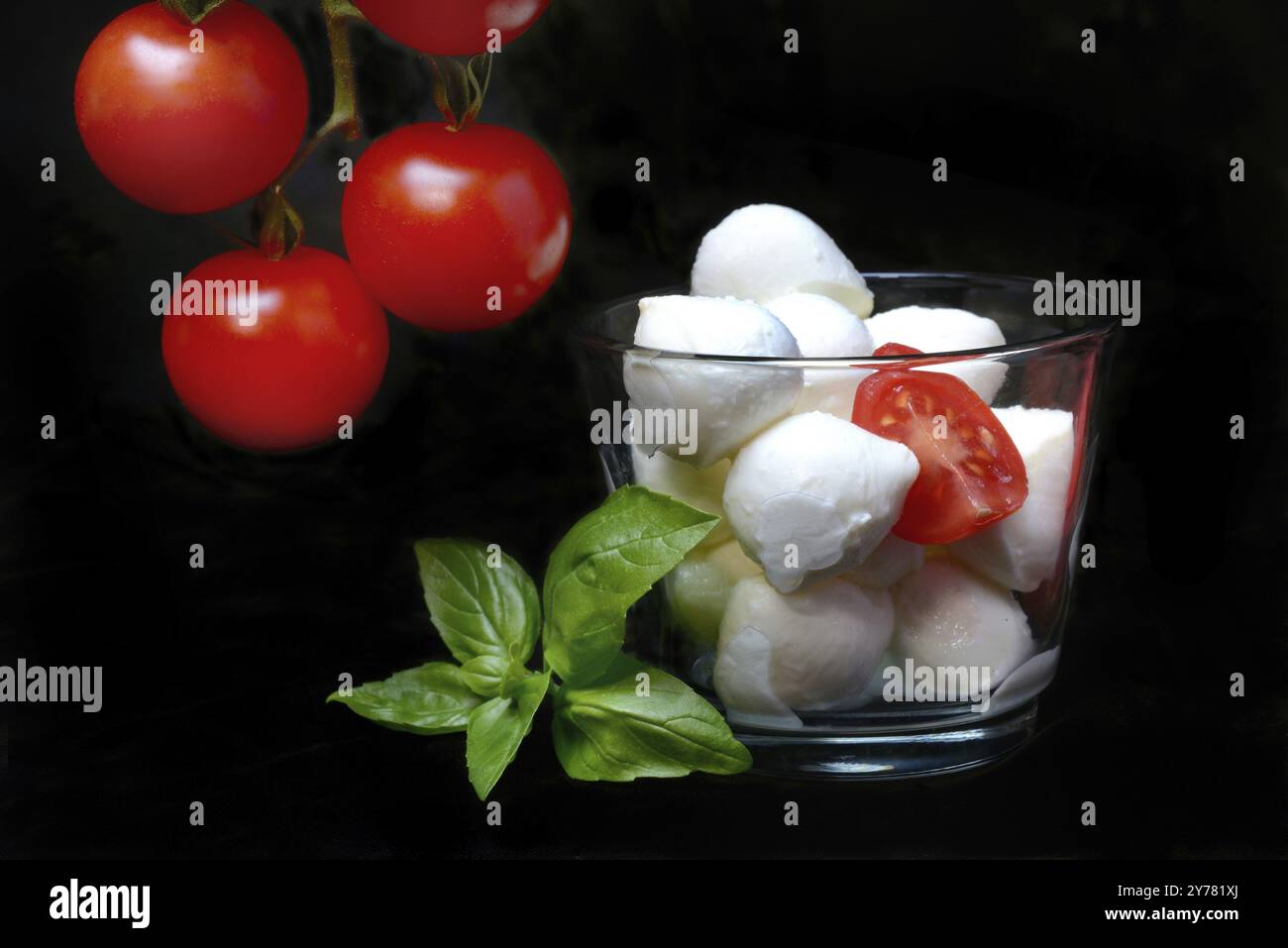 Pomodori ciliegini e formaggio cremoso di mozzarella in un barattolo, pomodoro ciliegino Foto Stock