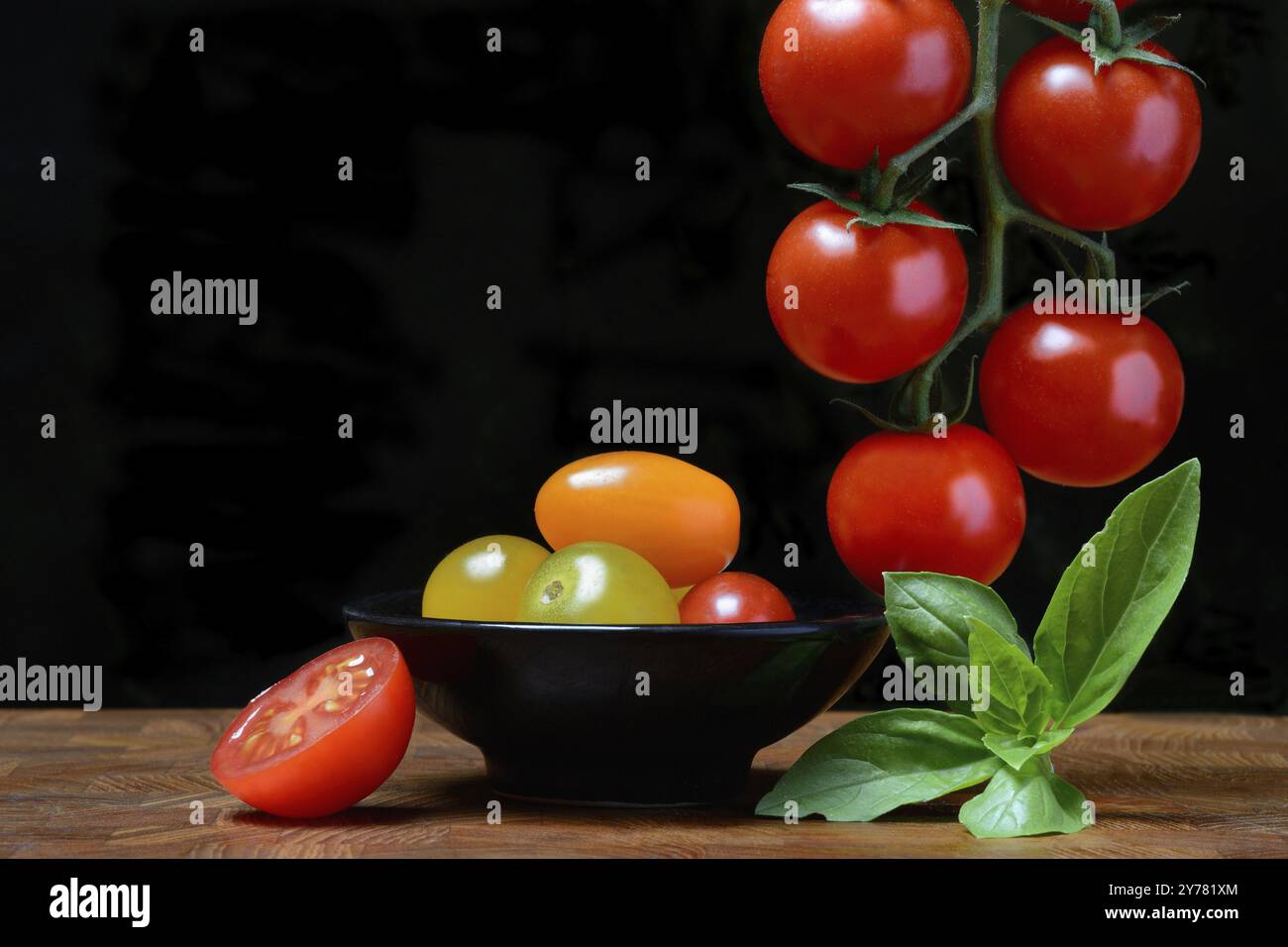 Pomodori ciliegini sul gambo e sulla pelle, pomodoro ciliegino Foto Stock