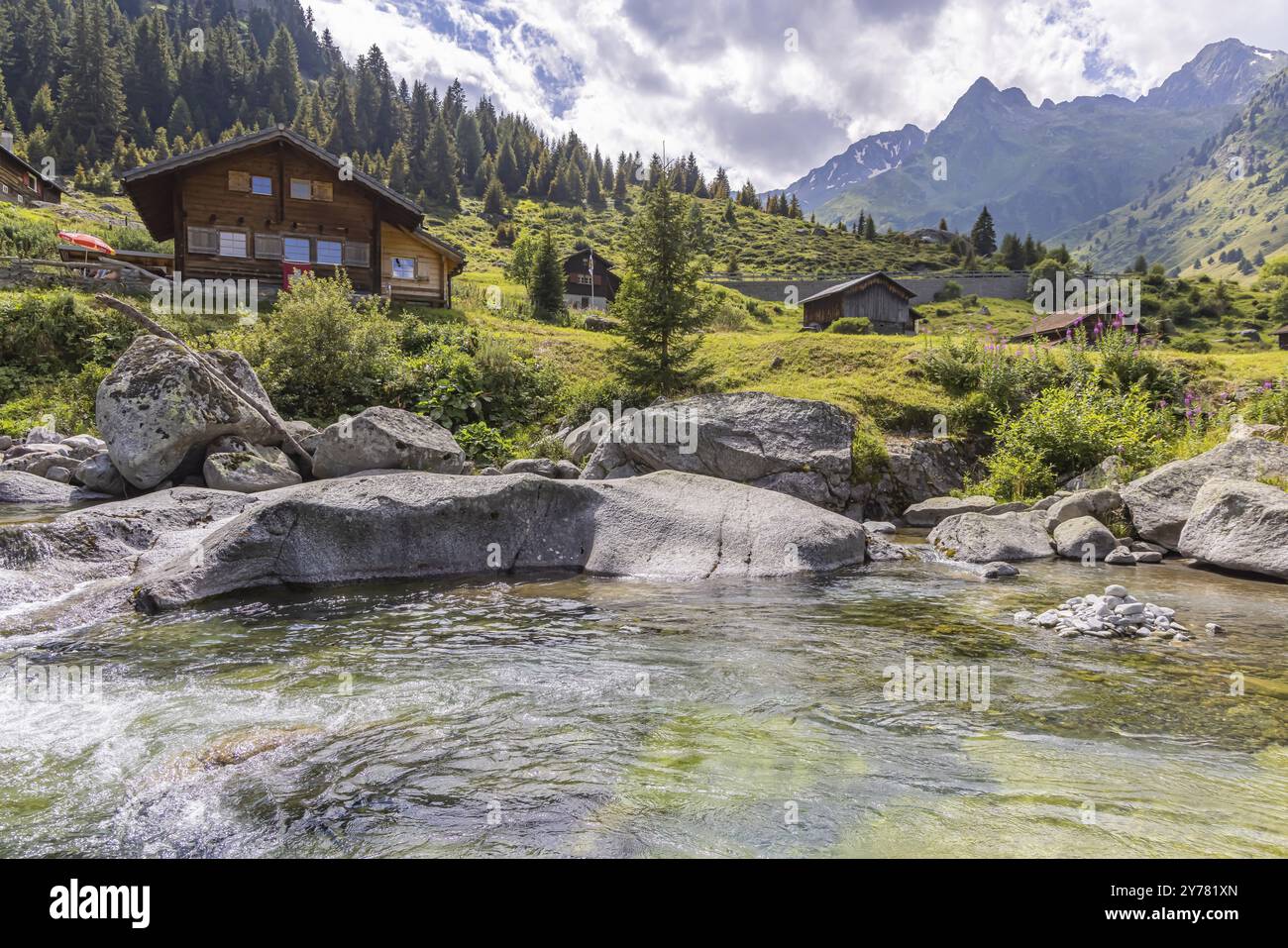 Wildbach Rein da Christallina vicino a Medel. Chalet, casa in legno in tipico stile svizzero. Medel, Cantone di Graubuenden, Svizzera, Europa Foto Stock
