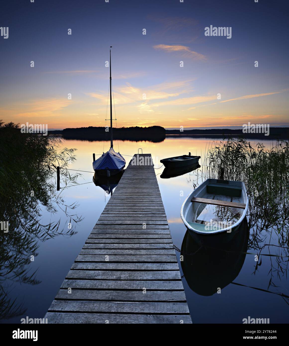 Lago tranquillo con molo e barche dopo il tramonto al tramonto, Grosser Lychensee, Lychen, Brandeburgo, Germania, Europa Foto Stock