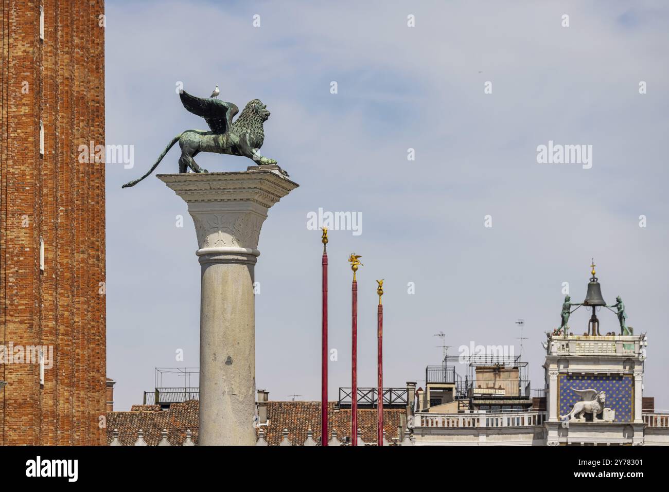 Vista della città dal Canale della Giudecca, colonna di granito su Piazza San Marco con il Leone di Venezia, Venezia, Italia, Europa Foto Stock