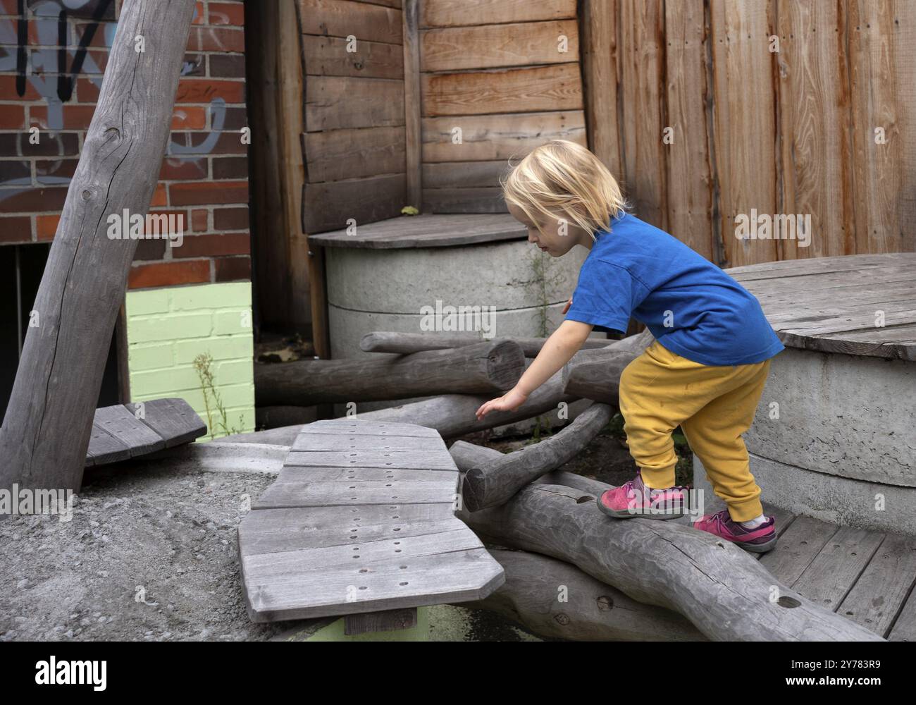 Bambina, 3 anni, bionda, ginnastica, giocare, parco giochi avventura, parco giochi, Stoccarda, Baden-Wuerttemberg, Germania, Europa Foto Stock