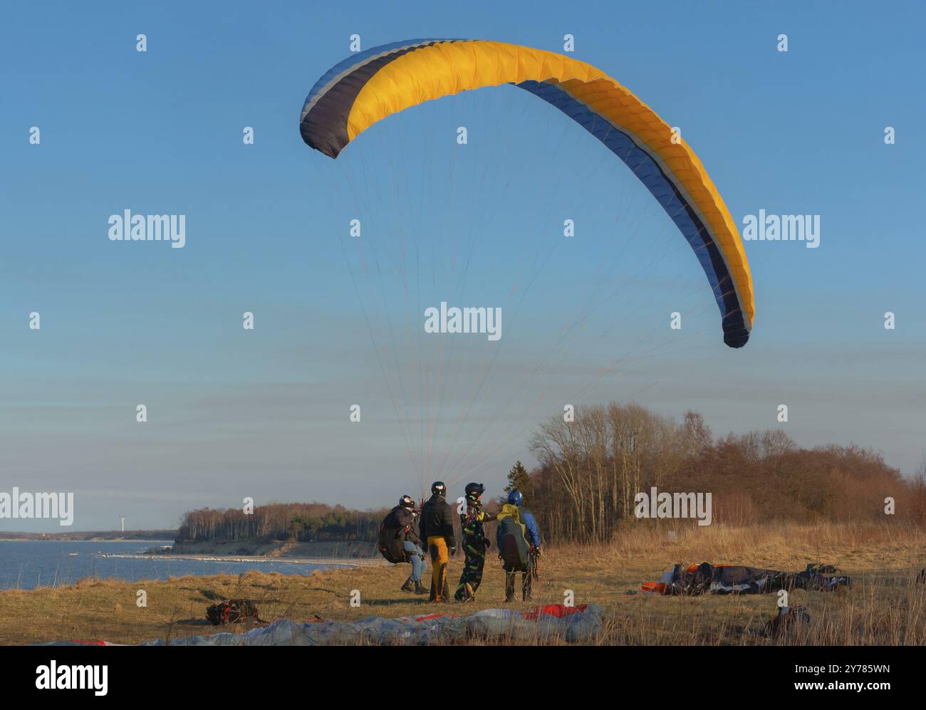Regione di Kaliningrad, Russia, 18 marzo 2018, parapendio sul Mar Baltico, voli estremi su alianti non motorizzati, Europa Foto Stock