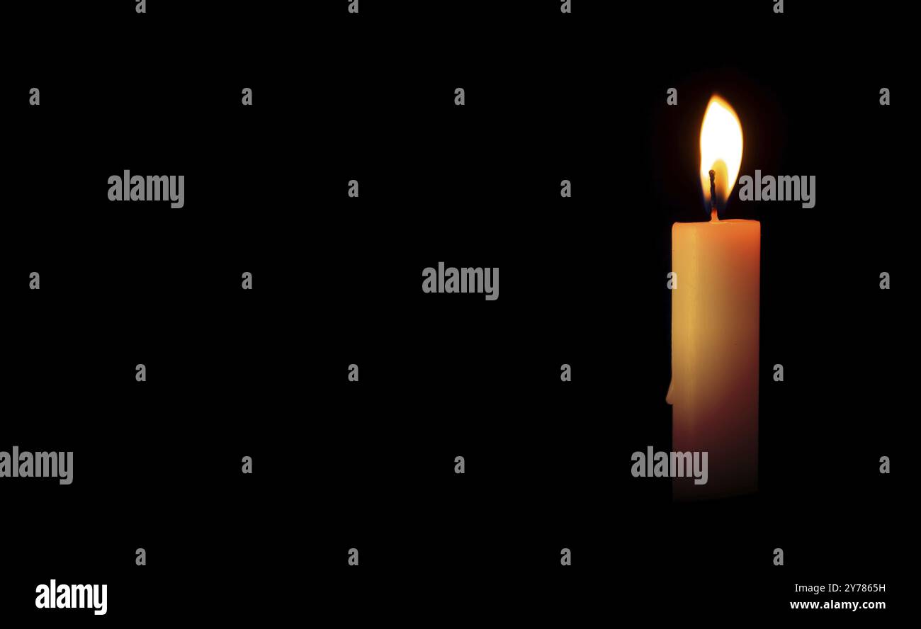 Bruciare candele su sfondo nero. Spazio vuoto per l'inserimento del testo. Commemorazioni rituali Foto Stock