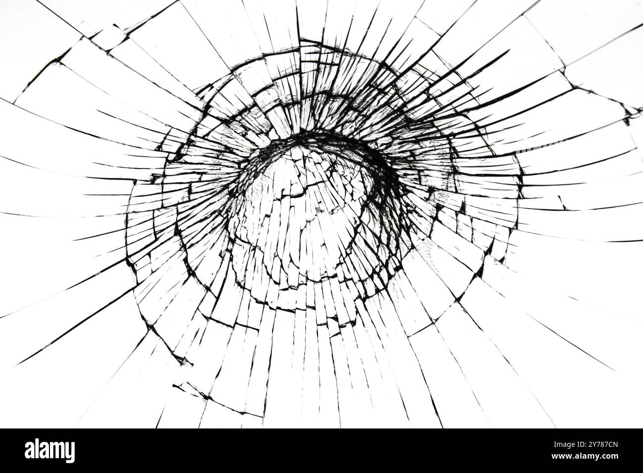 Un'incrinatura su uno specchio di vetro rotto su uno sfondo nero rompe il foro di proiettile Foto Stock