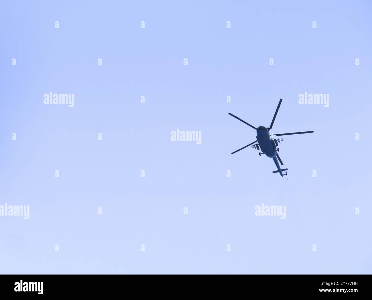 Alto nel cielo dell'aviazione, l'elicottero militare nel cielo blu sopra di me Foto Stock