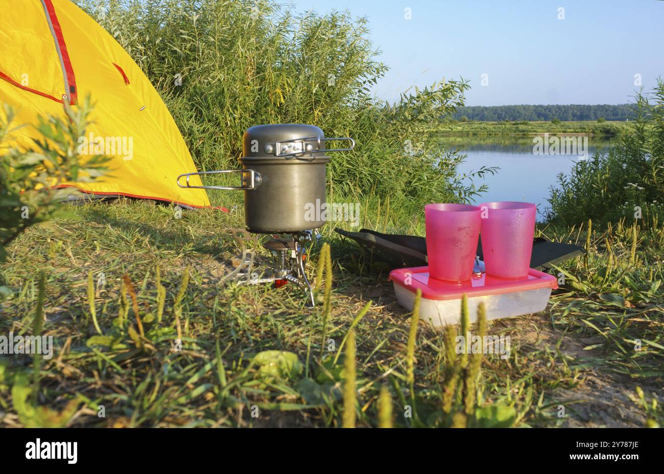 Colazione turistica sul lungomare, tenda gialla, bicchieri rossi, pentola e bruciatore a gas Foto Stock