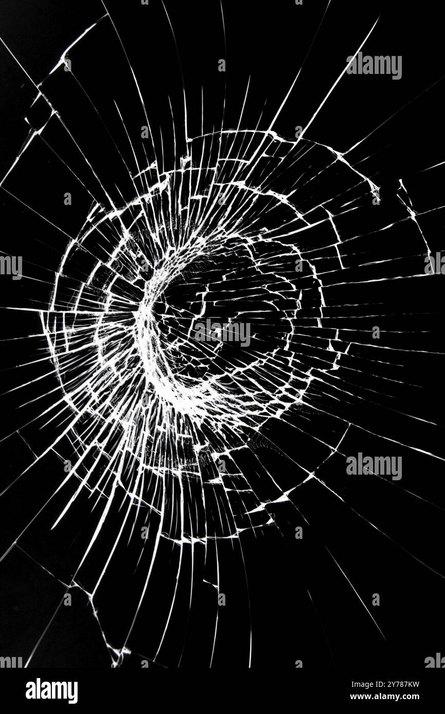 Incrinatura su uno specchio di vetro rotto su una linea di sfondo bianca di frammenti di una sfera Foto Stock