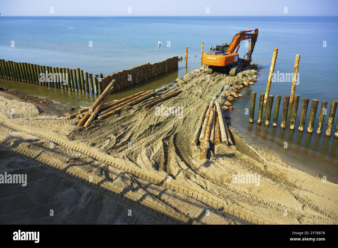 Attrezzature da costruzione a riva, costruzione di frangiflutti, misure di protezione costiere, Mar Baltico, Russia, regione di Kaliningrad, 28 marzo, 2 Foto Stock