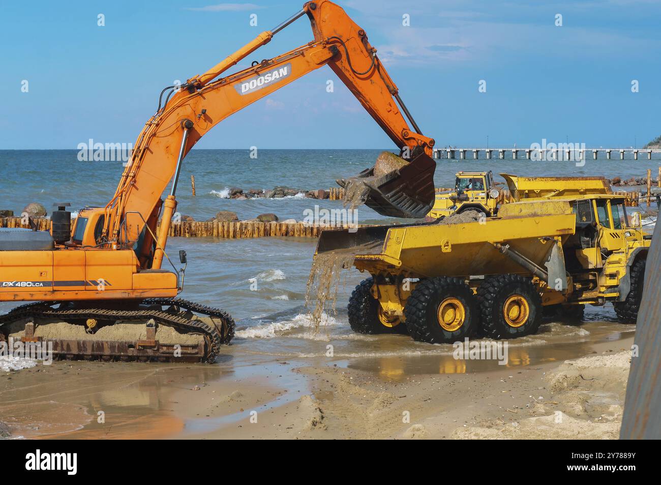 Costruzione di frangiflutti, attrezzature da costruzione sulla costa marittima, Mar Baltico, regione di Kaliningrad, Russia, 15 luglio, 2018, Europa Foto Stock