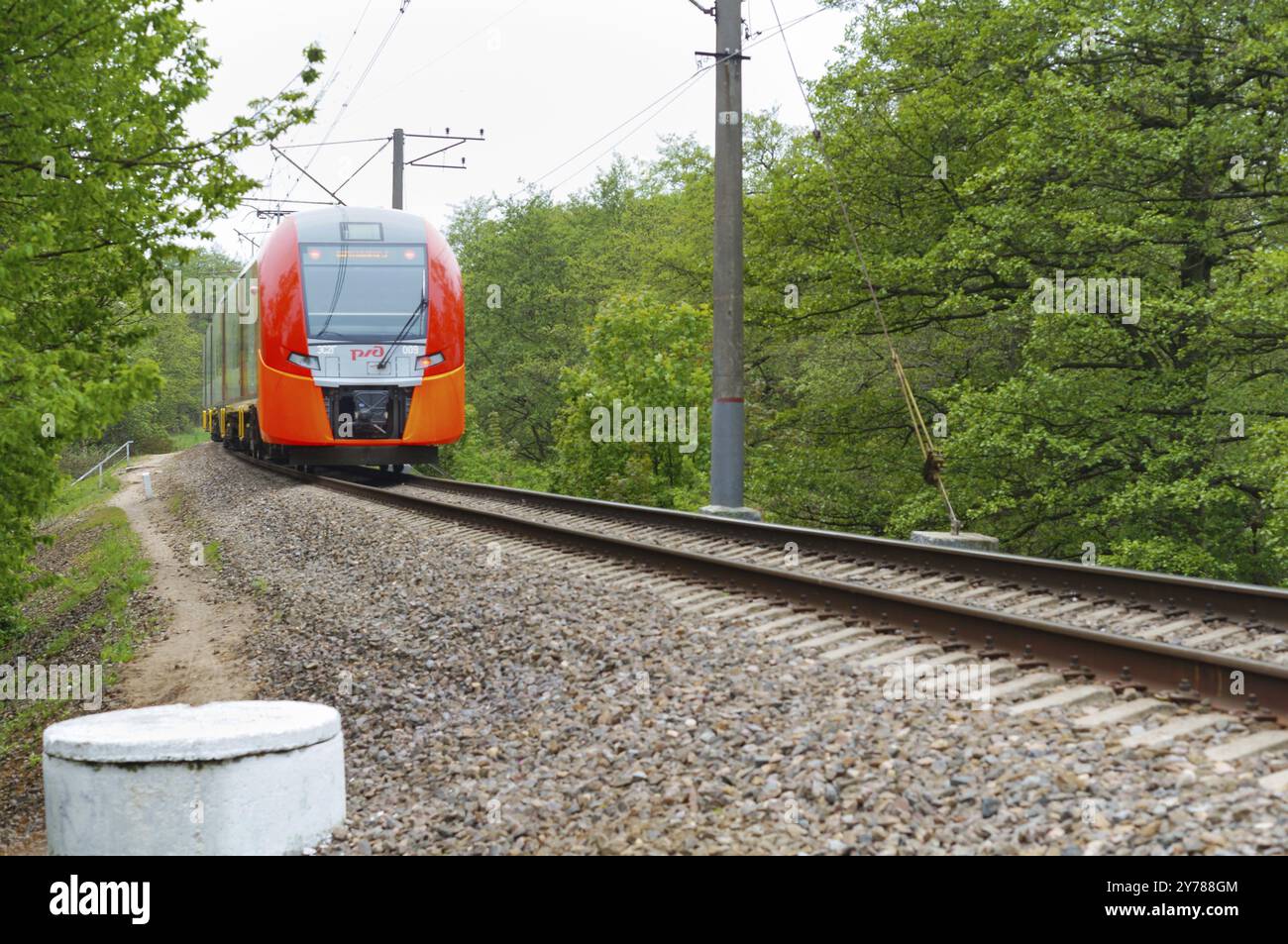 Il treno è in lontananza, il treno sui binari ferroviari, le ferrovie russe, la regione di Kaliningrad, Russia, 19 maggio, 2019, Europa Foto Stock