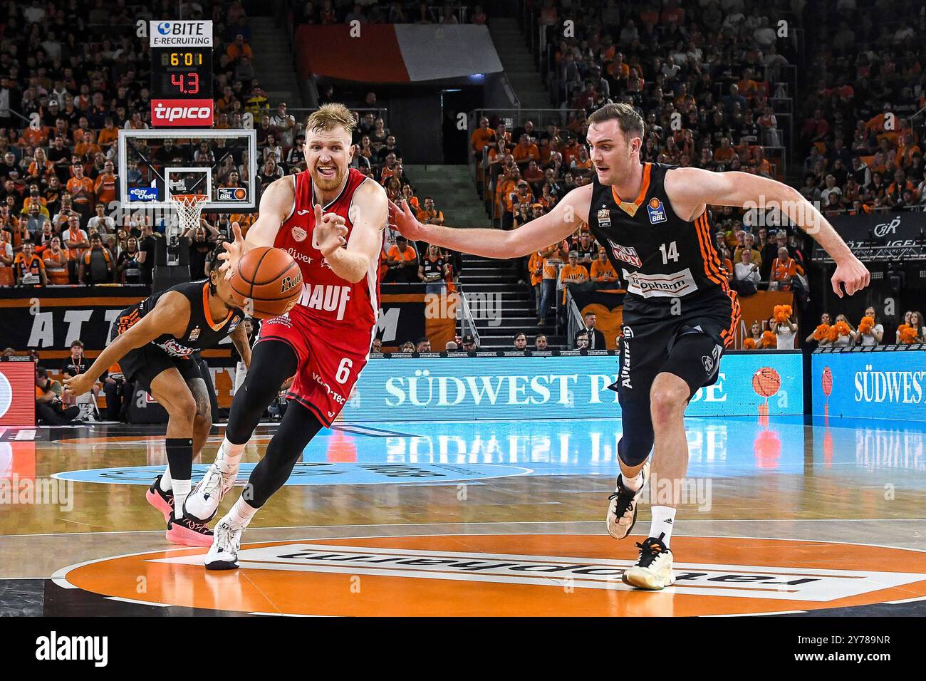 28.09.2024, ratiopharm arena, Neu-Ulm, GER, BBL, ratiopharm Ulm vs FIT/One W?rzburg Baskets, im Bild Maximilian Ugrai (Wuerzburg, #6), Philipp Herkenhoff (Ulm, #14) foto Nordphoto GmbH/Hafner Foto Stock