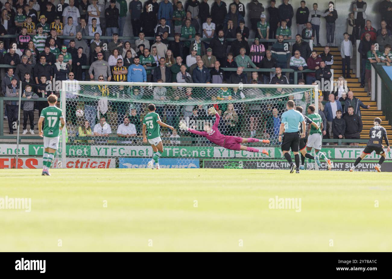 Oliver Wright di Yeovil Town batte gli Aldershots durante la partita della National League allo Huish Park Stadium, Yeovil Picture di Martin Edwards/078 Foto Stock