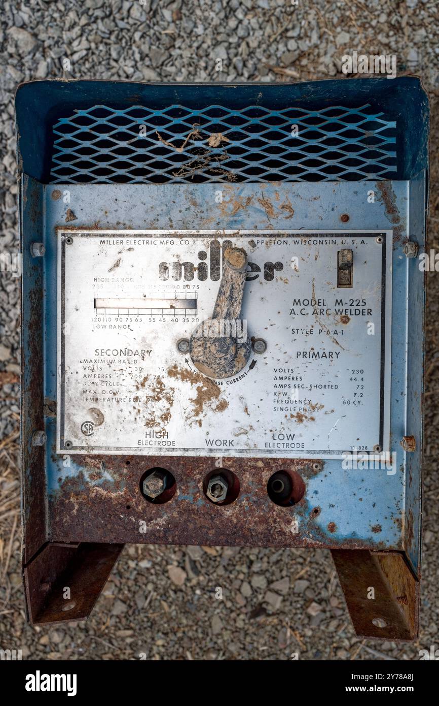Un saldatore ad arco arrugginito M-225 abbandonato sul terreno a Challis, Idaho, Stati Uniti Foto Stock