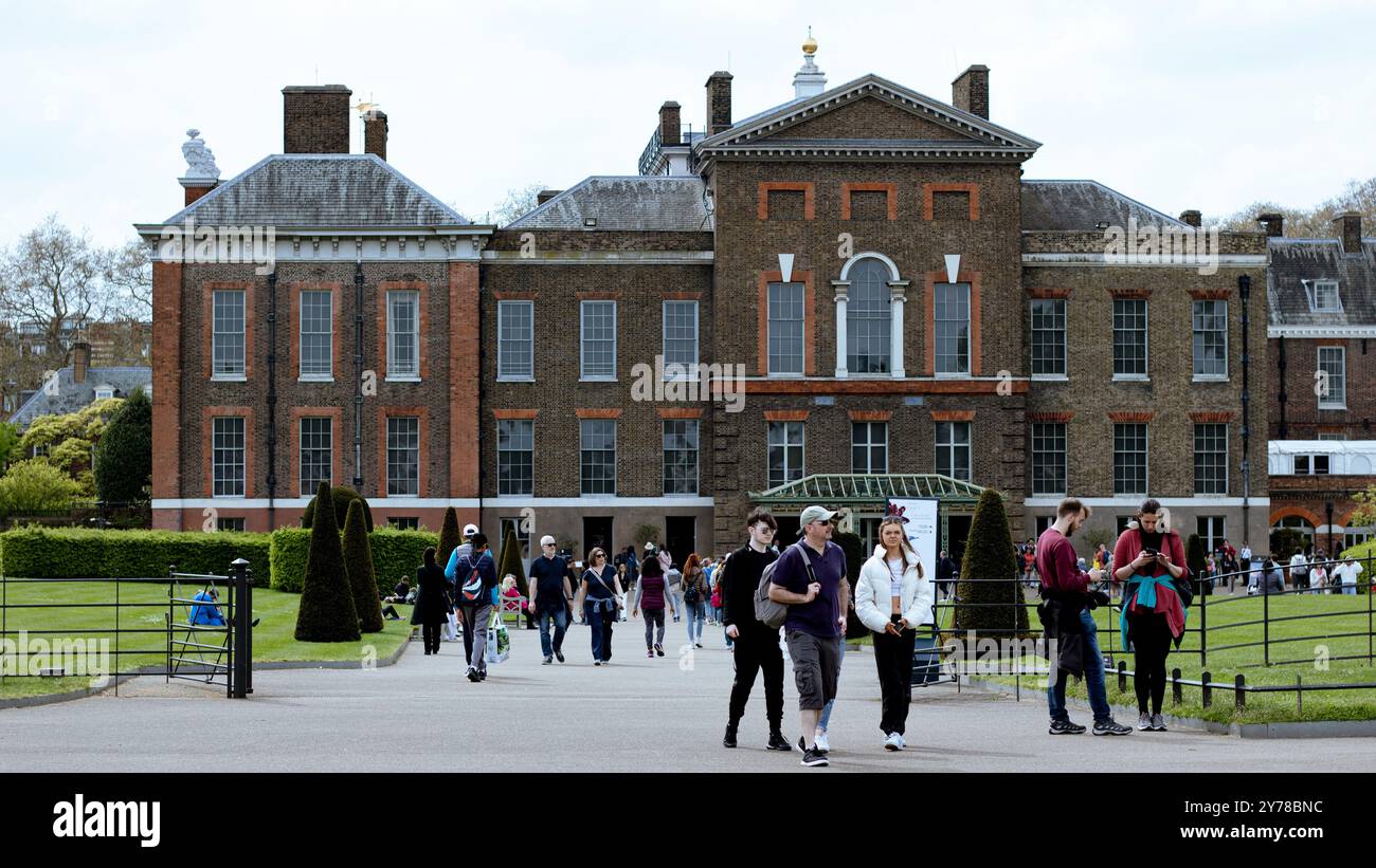 Londra, Inghilterra, 10 maggio 2023: Facciata di Kensington Palace con persone che camminano intorno Foto Stock