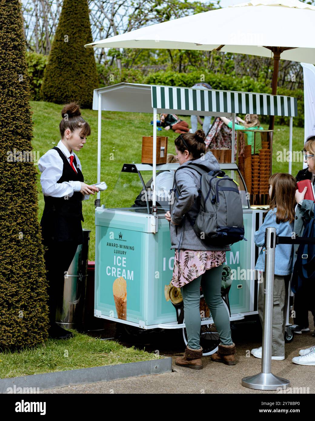 Londra, Inghilterra, 10 maggio 2023: Stand che vende gelati a Kensington Palace nelle stagioni calde per tutti i turisti in attesa di visitare il Palazzo all'interno Foto Stock