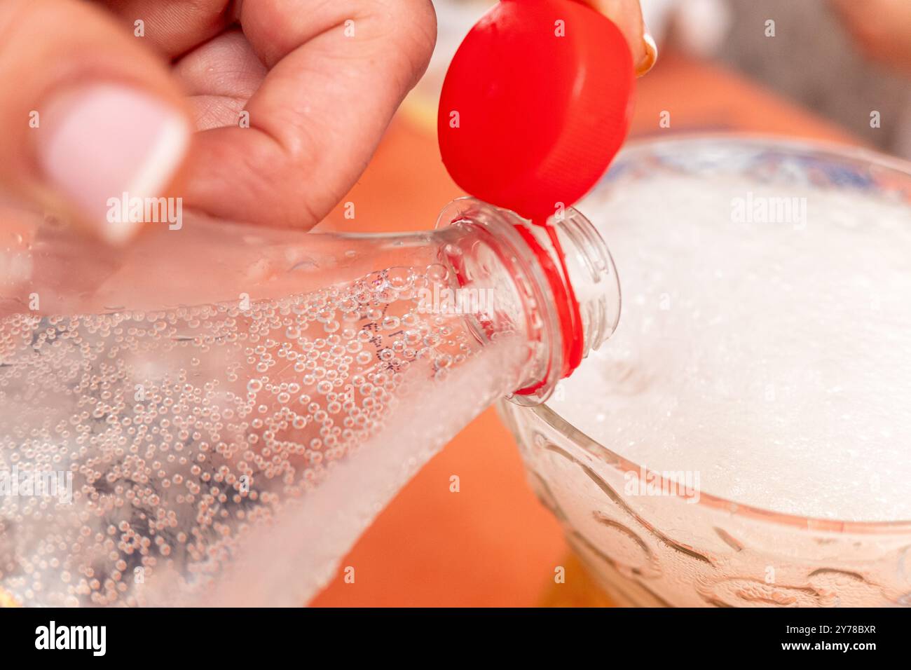 nuovo tappo in plastica fissato al collo del contenitore per facilitare il riciclaggio Foto Stock