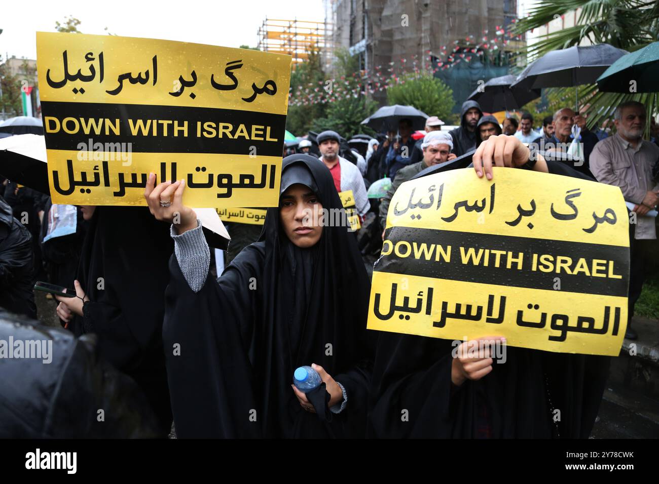 Teheran, Iran. 28 settembre 2024. Un manifestante iraniano tiene un cartello anti Isreal durante una protesta anti-Israele in Piazza Palestina nel centro di Teheran. Il gruppo militante libanese Hezbollah ha confermato che il suo leader, Hassan Nasrallah, è stato ucciso in uno sciopero militare israeliano sul quartier generale centrale del gruppo a Beirut il 27 settembre 2024. L'Iran ha condannato gli scioperi israeliani sul Libano. Crediti: ZUMA Press, Inc./Alamy Live News Foto Stock