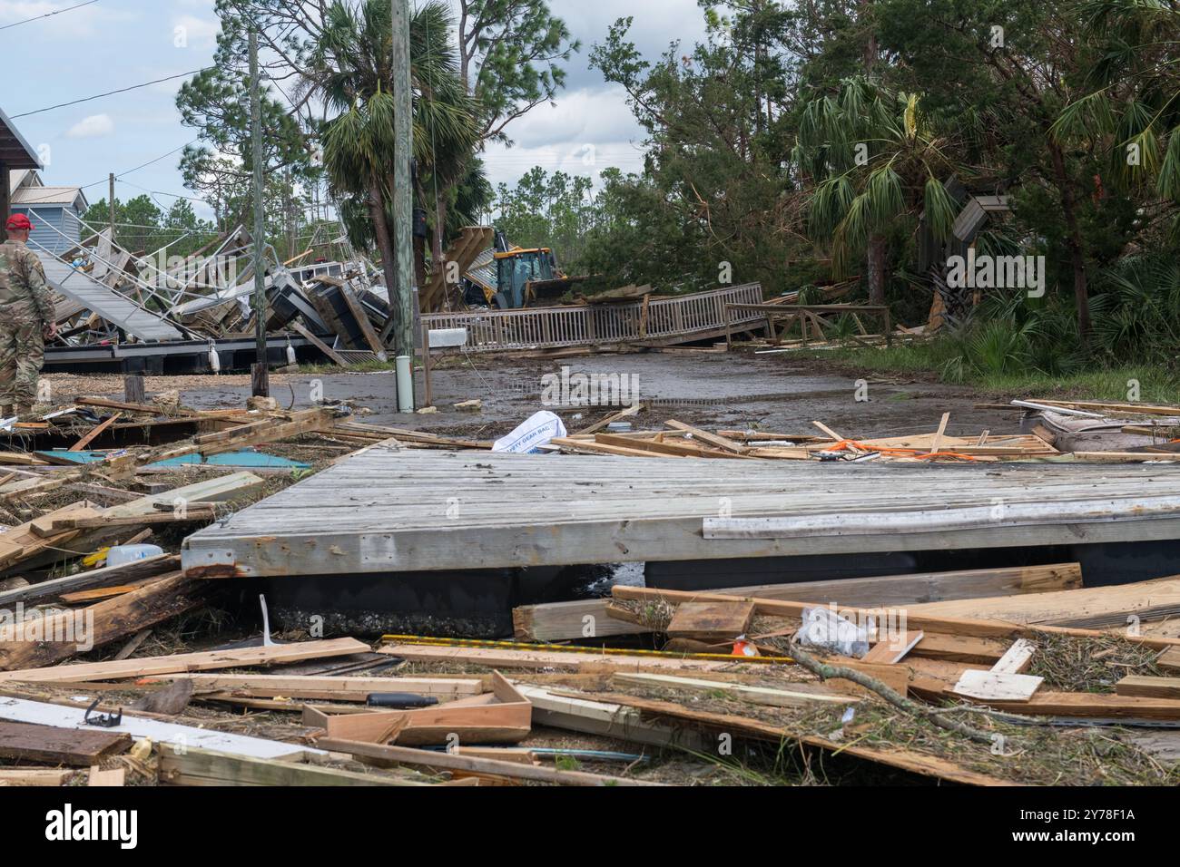 Keaton Beach, Stati Uniti. 27 settembre 2024. Detriti e i resti di case sono sparsi in tutta l'area dopo l'uragano Helene, il 27 settembre 2024 a Keaton Beach, Florida. Keaton Beach ha ricevuto il peso della massiccia tempesta di categoria 4 distruggendo circa il 90% delle case e delle proprietà. Credito: SSgt. Jacob Hancock/US Air Force/Alamy Live News Foto Stock