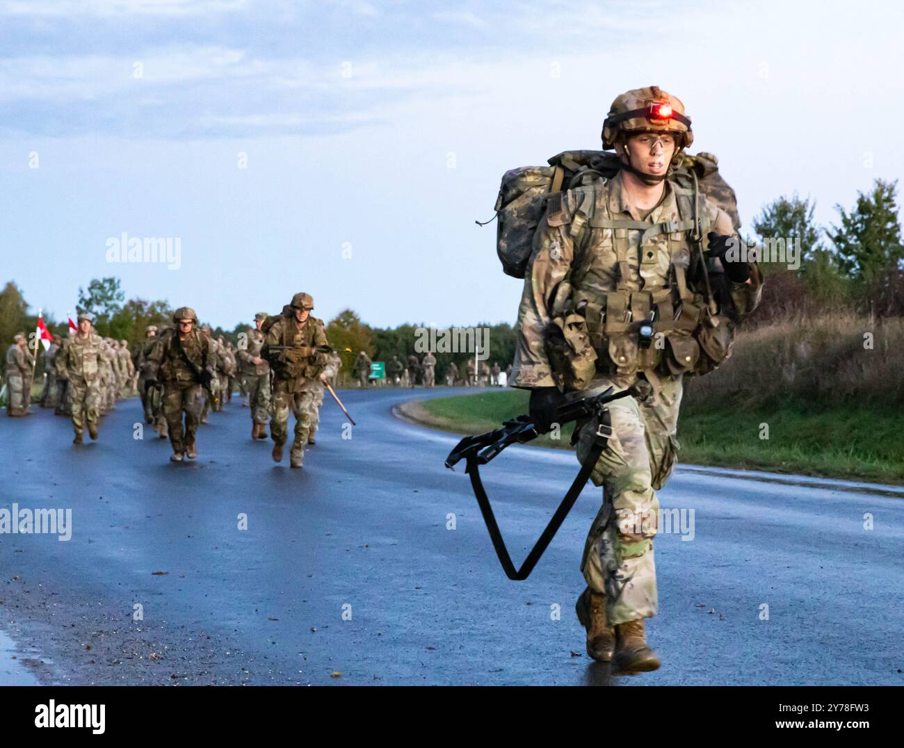 I soldati statunitensi, assegnati al 2nd Cavalry Regiment, spingono verso il traguardo della marcia di 12 miglia durante i test Expert Infantry Badge/Expert Soldier Badge presso Grafenwoehr Training area, Germania, 27 settembre 2024. Dal 23 al 27 settembre, i soldati del 2° Reggimento di cavalleria tenteranno di ottenere il distintivo di fanteria esperto o distintivo di soldato esperto (E2B), a seconda del titolo di lavoro di ogni individuo. I soldati devono svolgere con successo vari compiti fisici e mentali, quali la valutazione dell'idoneità fisica di un esperto, la navigazione terrestre diurna e notturna, le armi, le procedure mediche e di pattuglia, Foto Stock