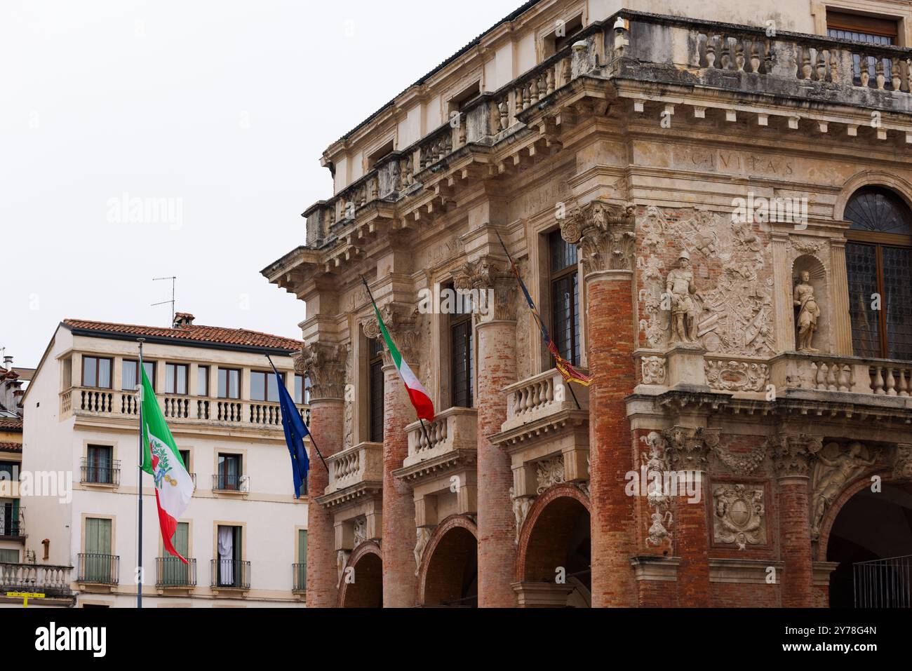 Il Palazzo del Capitaniato, noto anche come loggia del Capitaniato o loggia Bernarda, è un palazzo di Andrea Palladio affacciato sul Piazz centrale Foto Stock