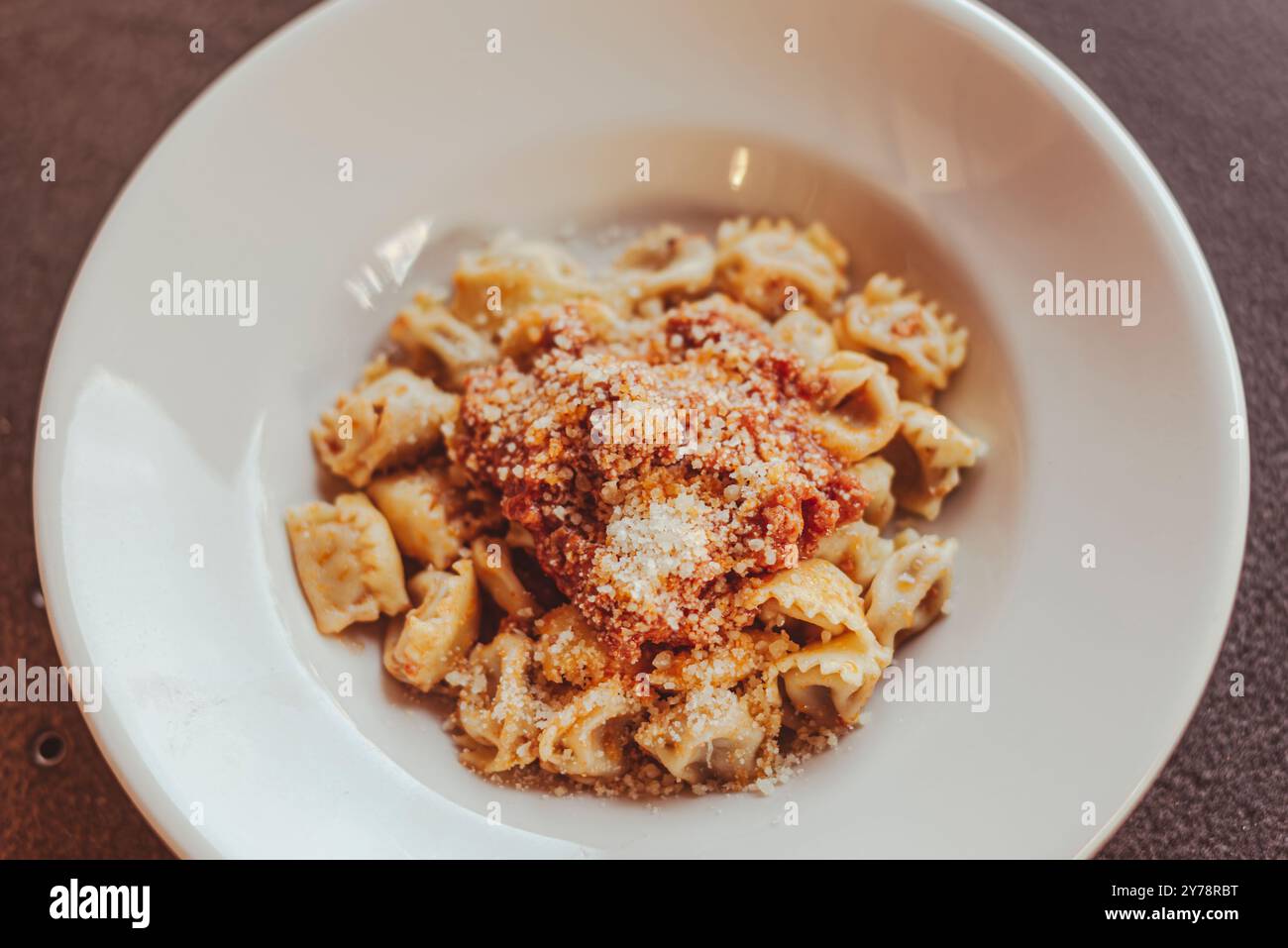 I ravioli sono sempre una buona idea. Ecco un classico ragù e parmigiano in Piemonte. Foto Stock