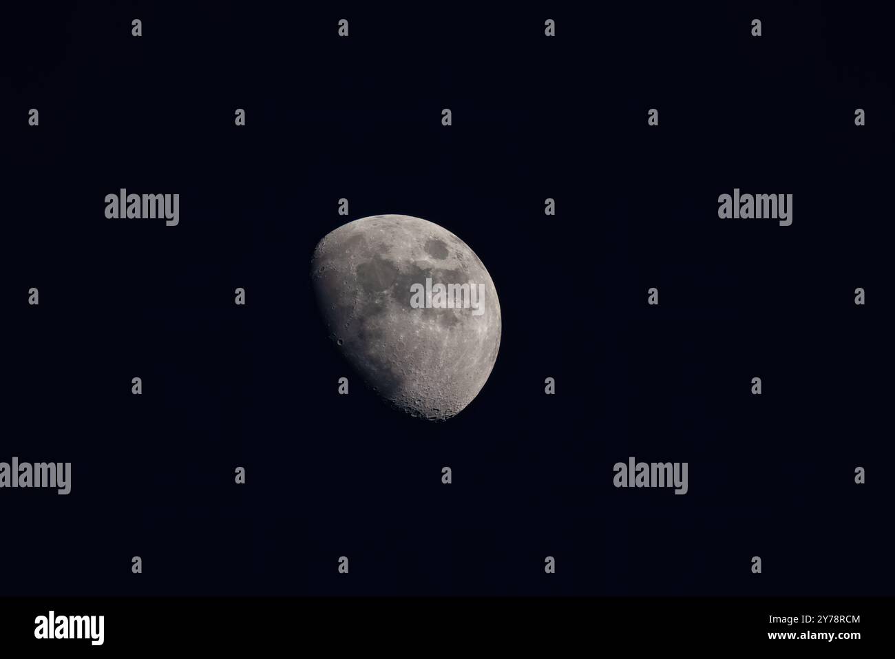 Mezza luna craterizzata vista dalla Turchia Foto Stock