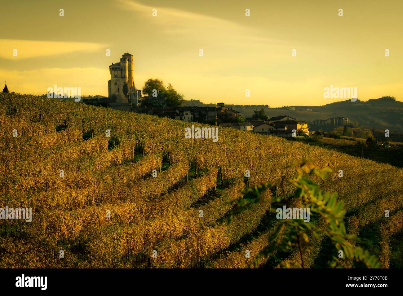 Castello di Serralunga, nelle langhe UNESCO. Foto Stock