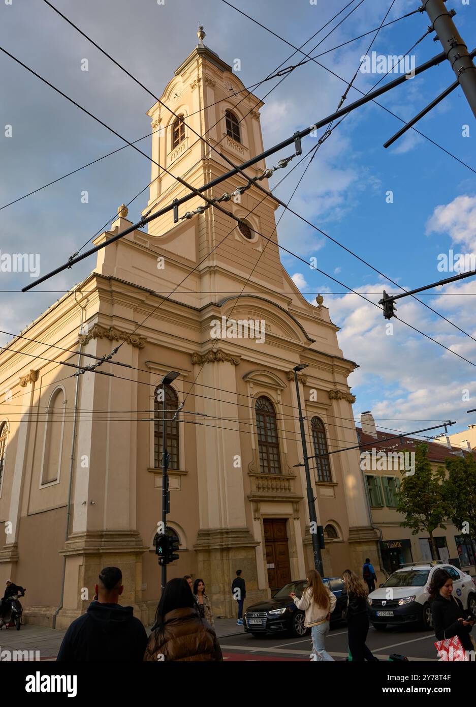 Cluj-Napoca, Romania. 27 apr 2024: Chiesa evangelico-luterana (Chiesa Pietati), costruita tra il 1816-1829 su progetto dell'architetto GE Foto Stock