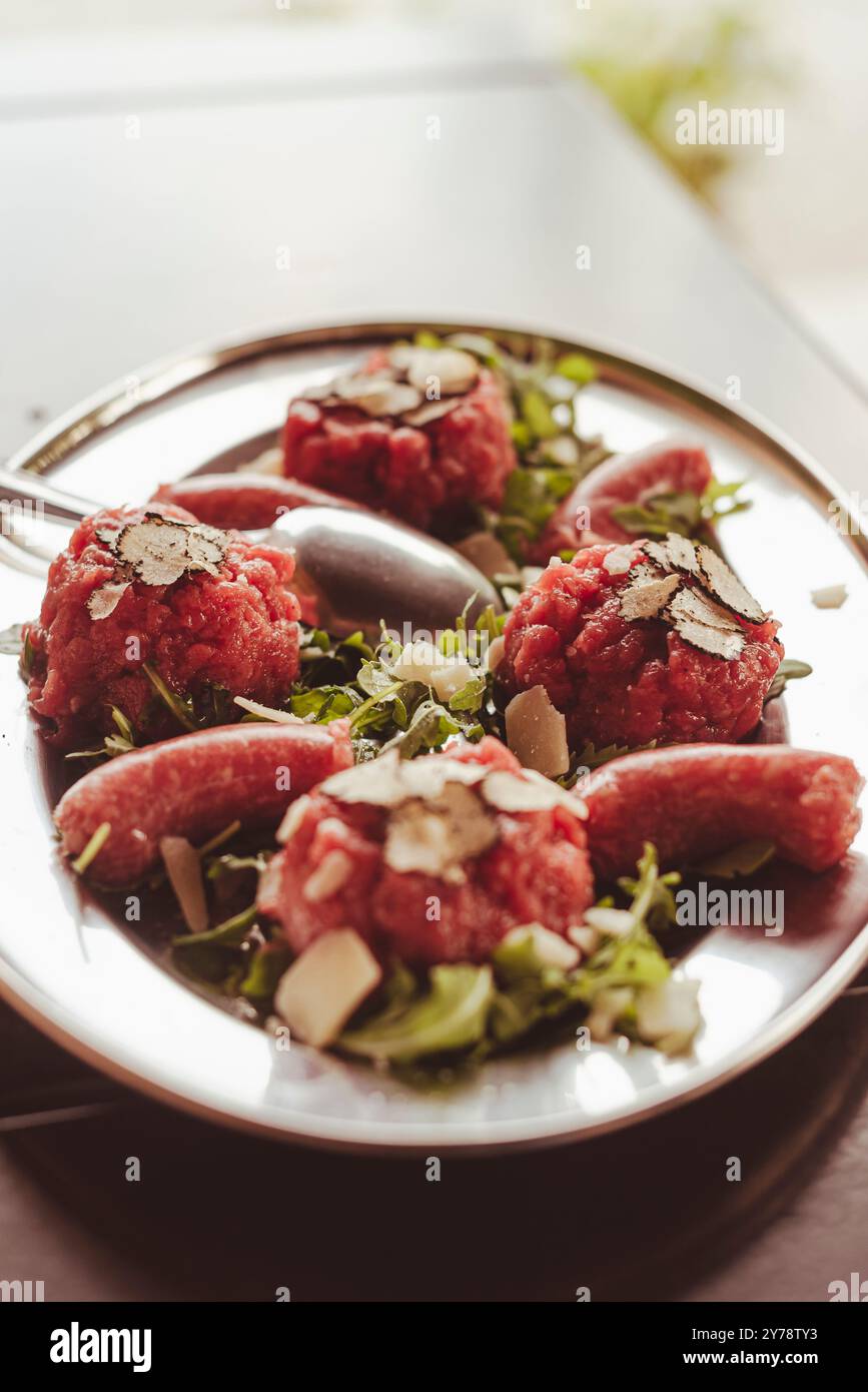 Tartare crudo "Fassona" (tartara di Fassona) con tartufo nero estivo. Un tentativo molto comune di alleggerire le ricette di carne durante l'estate. Foto Stock