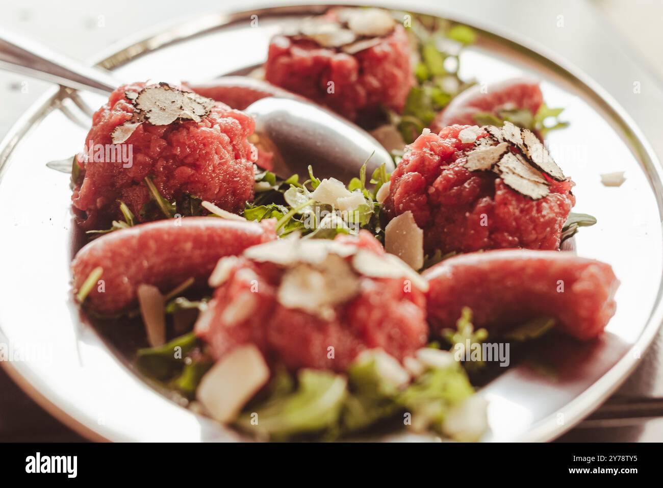 Tartare crudo "Fassona" (tartara di Fassona) con tartufo nero estivo. Un tentativo molto comune di alleggerire le ricette di carne durante l'estate. Foto Stock