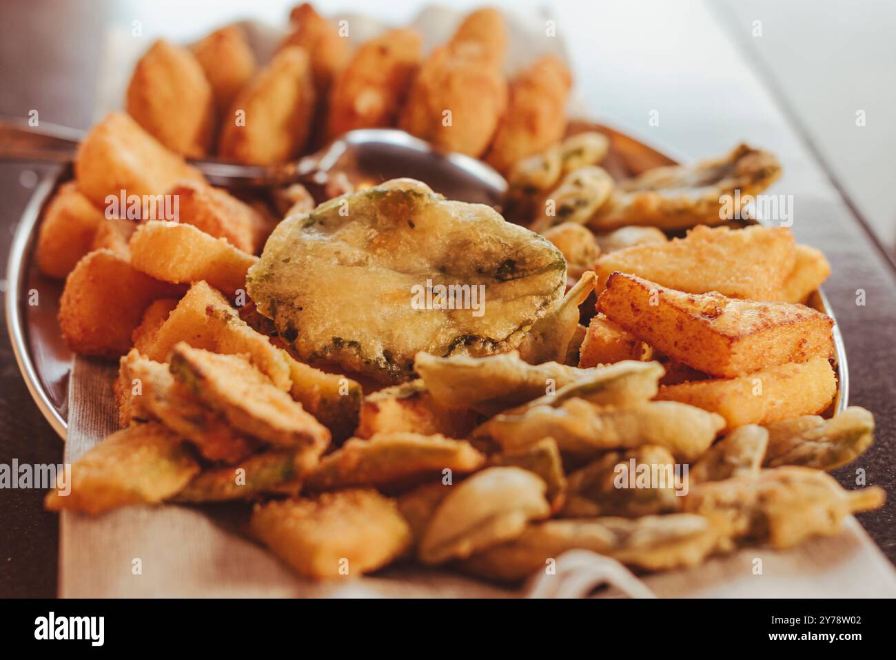 Il fritto misto piemontese (fritto misto alla Piemontese) è un piatto tipico della cucina piemontese. Foto Stock